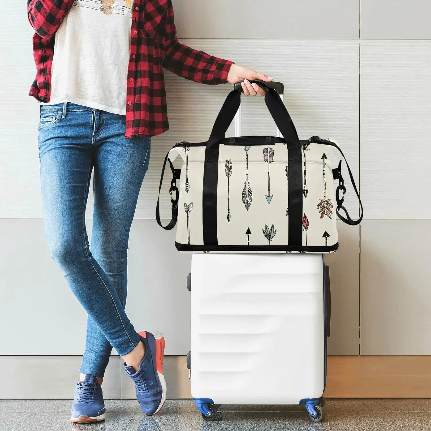 Hand Drawn Ethnic Tribal Arrows Seamless Patten on Cream Gym Duffel Bag, Polyester Travel Weekender Luggage Handbag with Waterproof Pocket for Wet Items, Unisex Foldable Tote for Sports