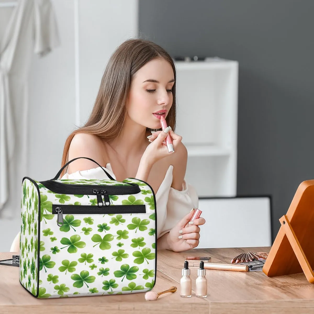 St Patricks Day Lucky Clover Travel Toiletry Bag for Women Large Capacity Wide-open Makeup Organizer Cosmetic Travel Bags for Toiletries