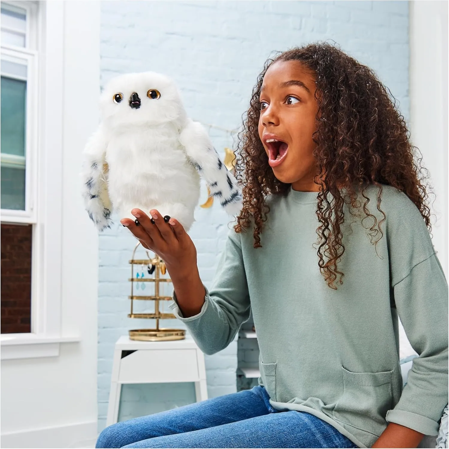 Wizarding World Harry Potter, Enchanting Hedwig Interactive Owl with Over 15 Sounds and Movements and Hogwarts Envelope, Kids Toys for Ages 5 and up